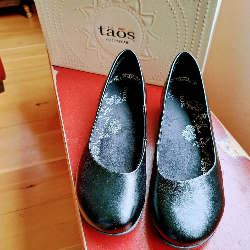 Leather pumps